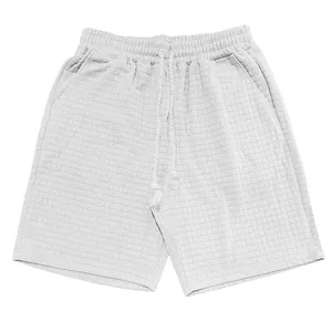 Detailansicht der weißen gesteppten Waffelstruktur dieser Herren-Freizeitshorts