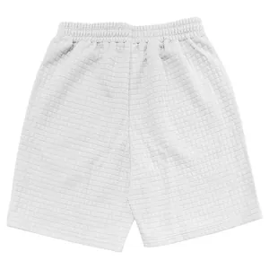 Detailansicht der weißen Waffelstrickstruktur dieser locker sitzenden Sport-Shorts