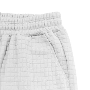 Nahaufnahme des hochwertigen weißen Waffelgewebes für lässige Herren-Sportshorts