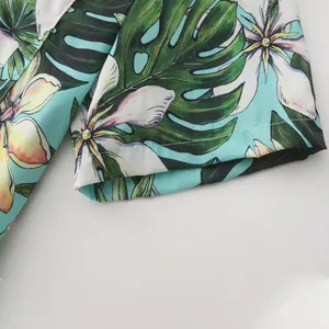 Primer plano de la manga de una camisa hawaiana para hombre con estampado tropical