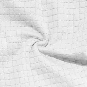 Detailgetreue Makroansicht der weißen Waffelgitterstruktur des Stoffes für Herren-Sportshorts