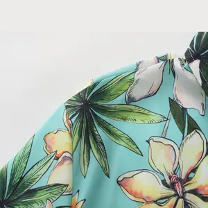 Detalle de estampado floral tropical en camisa playera de hombre con costuras finas.