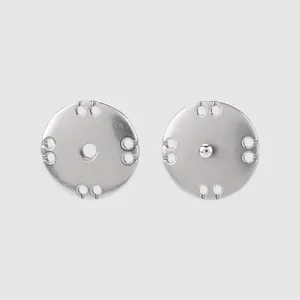 Hochwertige Druckknöpfe aus Silbermetall für Kaschmirmäntel im runden minimalistischen Design