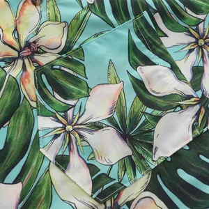 Detalle del bolsillo del pecho y el estampado floral tropical de una camisa de hombre.