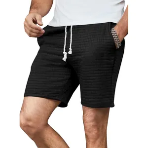 Detailansicht der schwarzen Waffelgitter-Shorts für Herren mit Kordelzug und Textur
