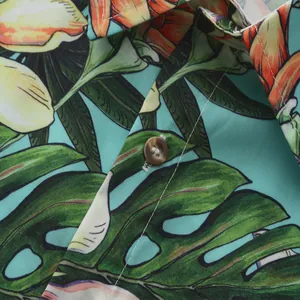 Primer plano del estampado de hojas de palma tropicales y flores de camisa hawaiana