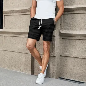 Detailansicht der schwarzen lässigen Herren-Shorts mit Waffelstruktur für den Sommer