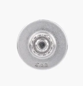 Gros plan détaillé d'un bouton de jean en métal argenté sans couture avec gravure SAB