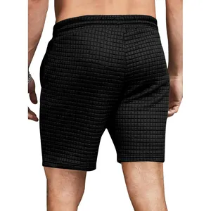 Detailansicht der Waffelstruktur schwarzer Herren-Sommer-Freizeitshorts mit geradem Bein.