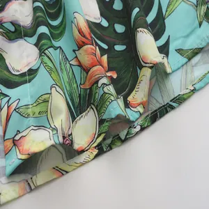 Detalle de cerca del estampado floral tropical y la costura del dobladillo de camisa hawaiana