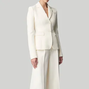 Boutons en coquille naturelle sur blazer luxe blanc ivoire, vue de face professionnelle