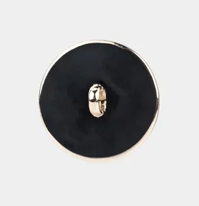 Vue arrière d'un bouton haut de gamme en nacre noire naturelle avec tige dorée