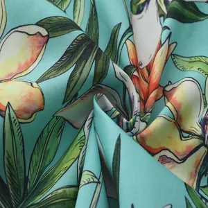 Detalle del estampado tropical de hojas y flores en tejido transpirable de camisa hawaiana