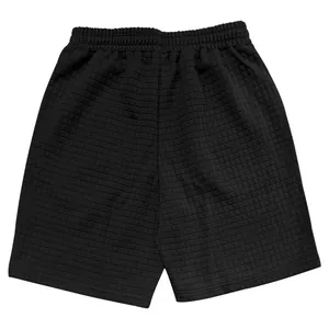 Nahaufnahme einer schwarzen Herren-Sportshorts mit markanter Waffelgitter-Struktur.