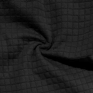 Detaillierte Makroaufnahme der atmungsaktiven schwarzen Waffelstruktur des Stoffes