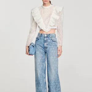 Mannequin féminin portant un jean à motif cœur avec des boutons de réglage de taille.