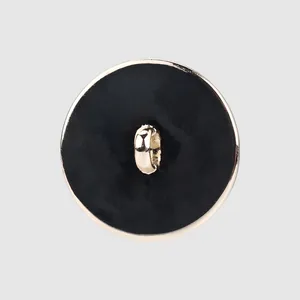Vue arrière d'un bouton rond en nacre noire haut de gamme avec tige en métal doré