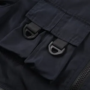 Detailansicht der dunkelblauen Techwear-Pilotenjacke mit Cargotaschen und D-Ringen