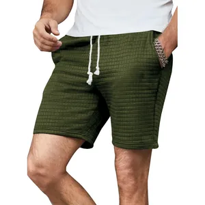 Hochwertiges Makro-Detail der herren armygrünen waffelstrukturierten Freizeitshorts