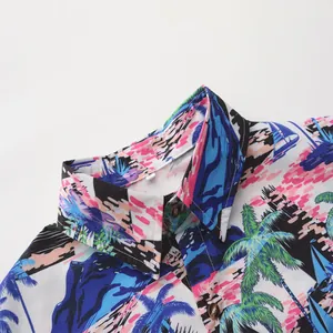 Primer plano del estampado tropical de palmeras y veleros en el cuello de una camisa hawaiana