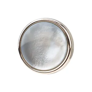 Bouton élégant en nacre naturelle avec bord doré pour costumes et manteaux de luxe