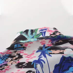 Primer plano del estampado tropical de palmeras y veleros en cuello de camisa hawaiana