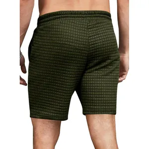 Rückansicht von Herren-Freizeitshorts mit olivgrüner Quadratgitter-Stoffstruktur für Sport
