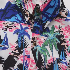 Detalle de una camisa hawaiana para hombre con un vibrante estampado tropical de palmeras