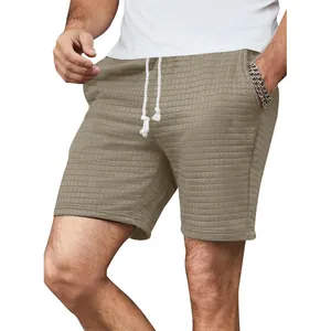 Nahaufnahme der khakifarbenen Herren-Casual-Shorts mit Waffelstruktur und Kordelzug