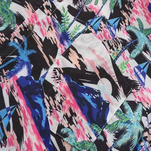 Primer plano del estampado tropical de palmeras y barcos en camisa hawaiana