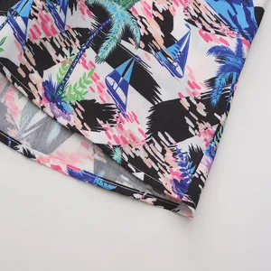 Primer plano del dobladillo de una camisa hawaiana para hombre con costuras y estampado.