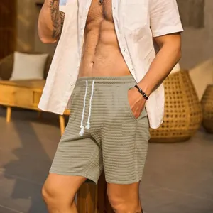 Nahaufnahme der khakifarbenen Waffelstrick-Shorts für Herren mit weicher Textur