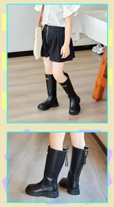 Détail de bottes hautes noires pour filles avec fermeture éclair arrière et texte imprimé.