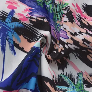 Primer plano de la tela con estampado de palmeras tropicales en camisa hawaiana