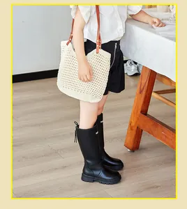 Gros plan de bottes Martin noires pour enfants avec fermeture éclair à l'arrière