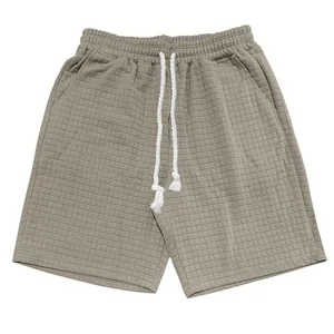 Detailansicht der khakifarbenen Herren-Sommershorts mit Waffelgitterstruktur und Kordelzug