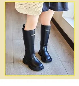Vue détaillée de bottes hautes noires pour enfants avec lettrage fashion et fermeture éclair