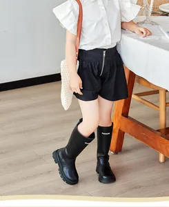 Bottes hautes noires élégantes pour filles avec une fermeture éclair pratique à l'arrière.