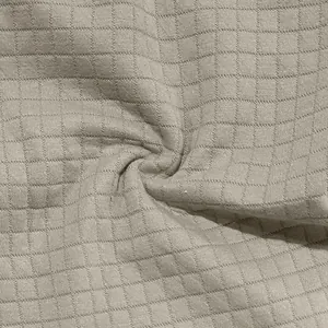 Detailansicht der atmungsaktiven Textur mit kleinem Karomuster in Hellgrau für Sommershorts.