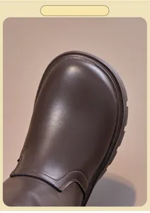 Gros plan sur le bout arrondi des bottes hautes Martin en cuir marron pour enfant