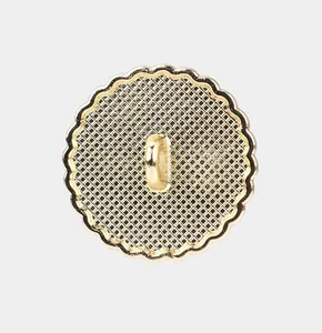 Gros plan du dos d'un bouton de tige en métal doré de qualité avec texture grille