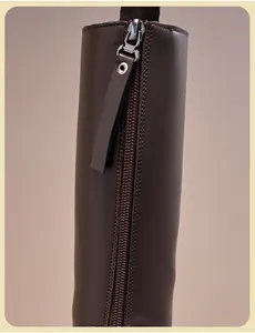 Détail de la fermeture éclair arrière et de la texture des bottes en cuir brun