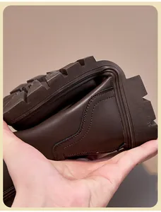 Gros plan montrant l'excellente flexibilité de la botte en cuir marron doux pour enfant
