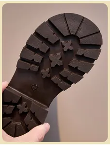 Gros plan sur la semelle en caoutchouc antidérapante des bottines Martin pour filles