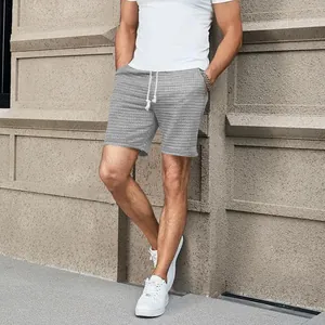 Detailansicht der grauen karierten Herren-Shorts mit Tunnelzug für Freizeit und Sport