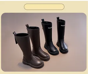 Vue détaillée de bottes hautes pour filles en noir et marron avec fermeture éclair arrière