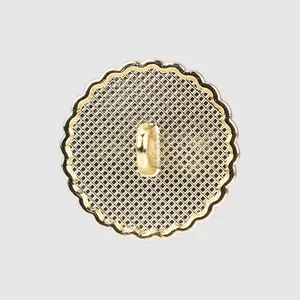 Bouton décoratif rond doré haut de gamme avec bords festonnés et motif de grille