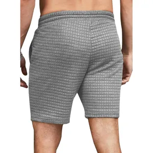 Detailansicht der grauen Herren-Freizeitshorts mit Gitterstruktur und Gummizugbund