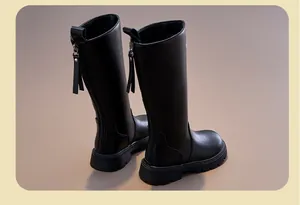 Vue détaillée de bottes hautes Martin pour enfants avec fermeture éclair