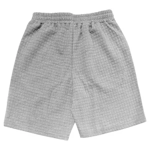Detailansicht der grauen Karostruktur bei Herren-Freizeitshorts für den Sommer